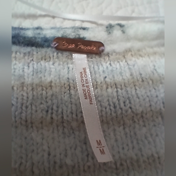 Free People Blue Rose V-Neck Sweater Size Medium - Picture 6 of 8